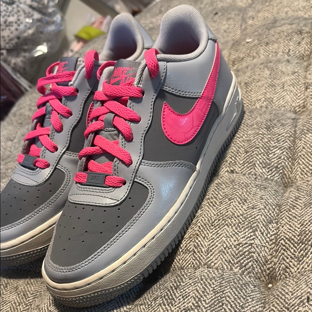 Nike Air Force 1 Low GS sneakers in a Wolf Grey/Hyper Pink size 7Y - Picture 2 of 8